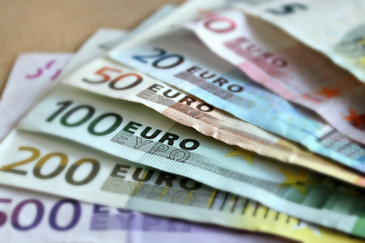 80-Jährige hebt mehrere Tausend Euro ab