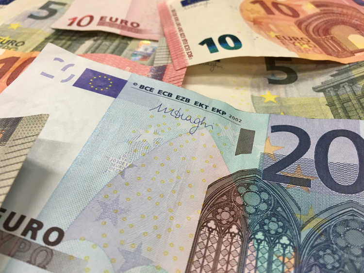 88-Jährige übern Tisch gezogen: 10.000 Euro an Betrüger übergeben