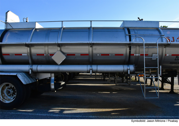 Aus Unachtsamkeit: Lkw mit rund 25.000 Liter Gülle kippt um