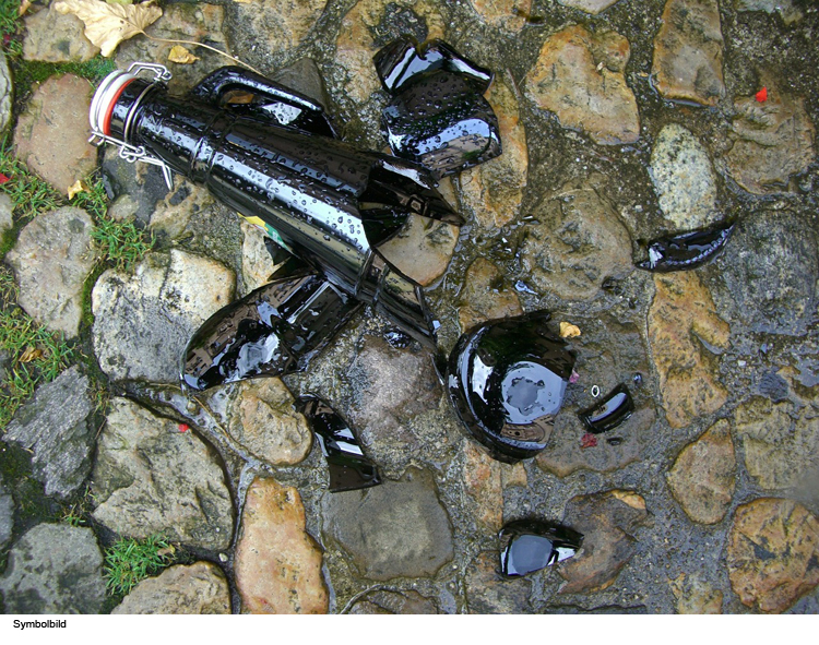 Bierflasche gegen fahrendes Auto geworfen