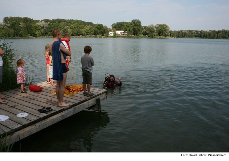 Bei Aktivenfest der Ingolstädter Wasserwacht Kamera aus  Baggersee geborgen