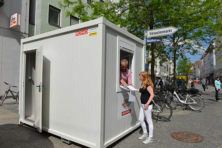 Info-Container in Fußgängerzone aufgestellt