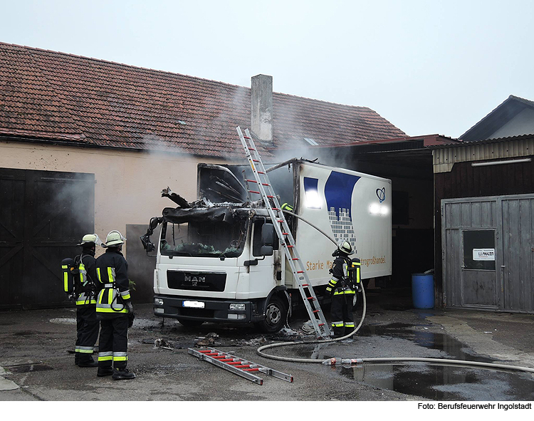 Lastwagen brennt komplett aus