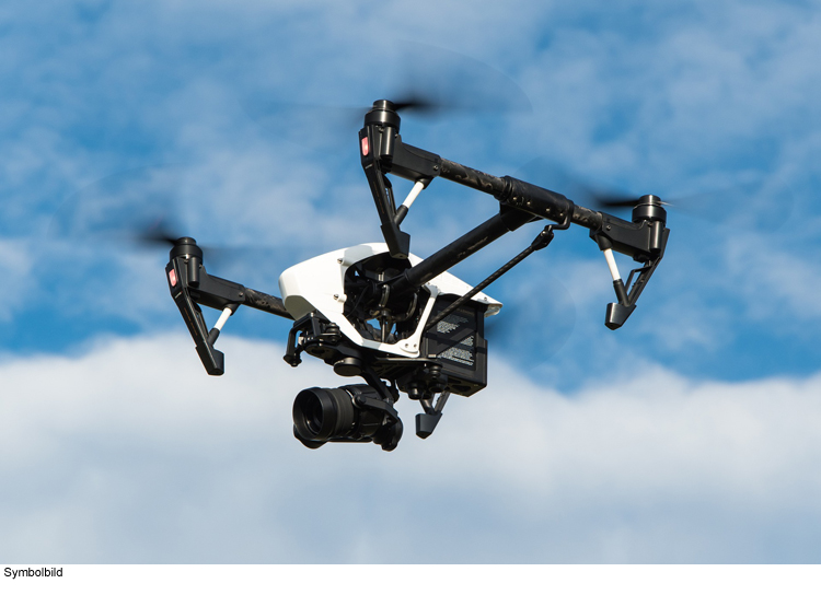 Drohne kreist über Volksfest