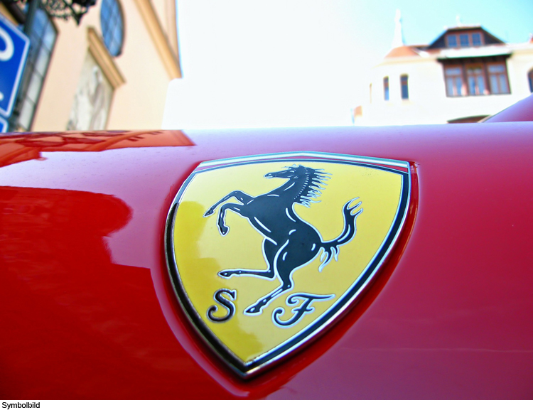 Ferrari kracht gegen Leitplanke