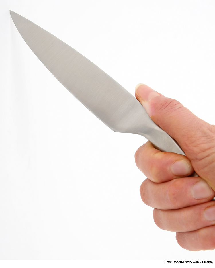 Ehefrau bedroht Ehemann mit Messer