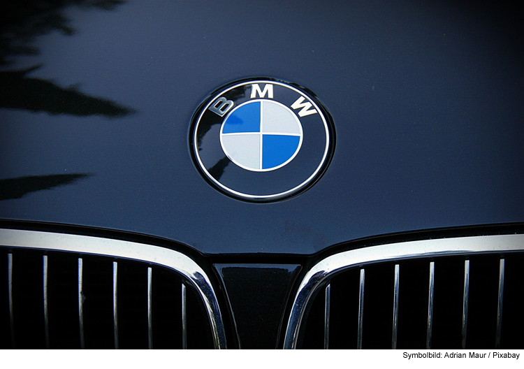 Motorhaube eines BMWs beschädigt