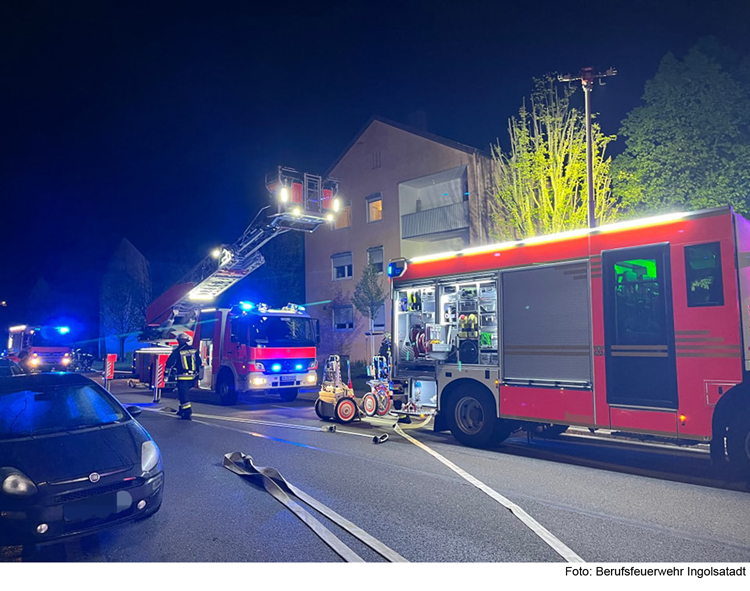 Nächtlicher Zimmerbrand in Ingolstadt – Bewohner mit Drehleiter von Balkon gerettet
