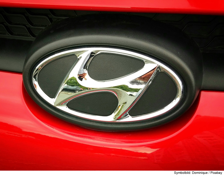 Hyundai-Kleintransporter angefahren