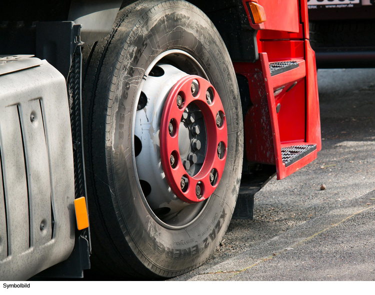 Lastwagenfahrer verliert Kontrolle über sein Fahrzeug