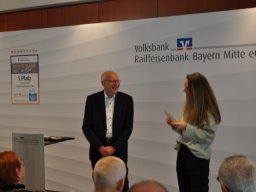 Fotos der Spendenübergabe der Volksbank-Raiffeisenbank Bayern Mitte eG