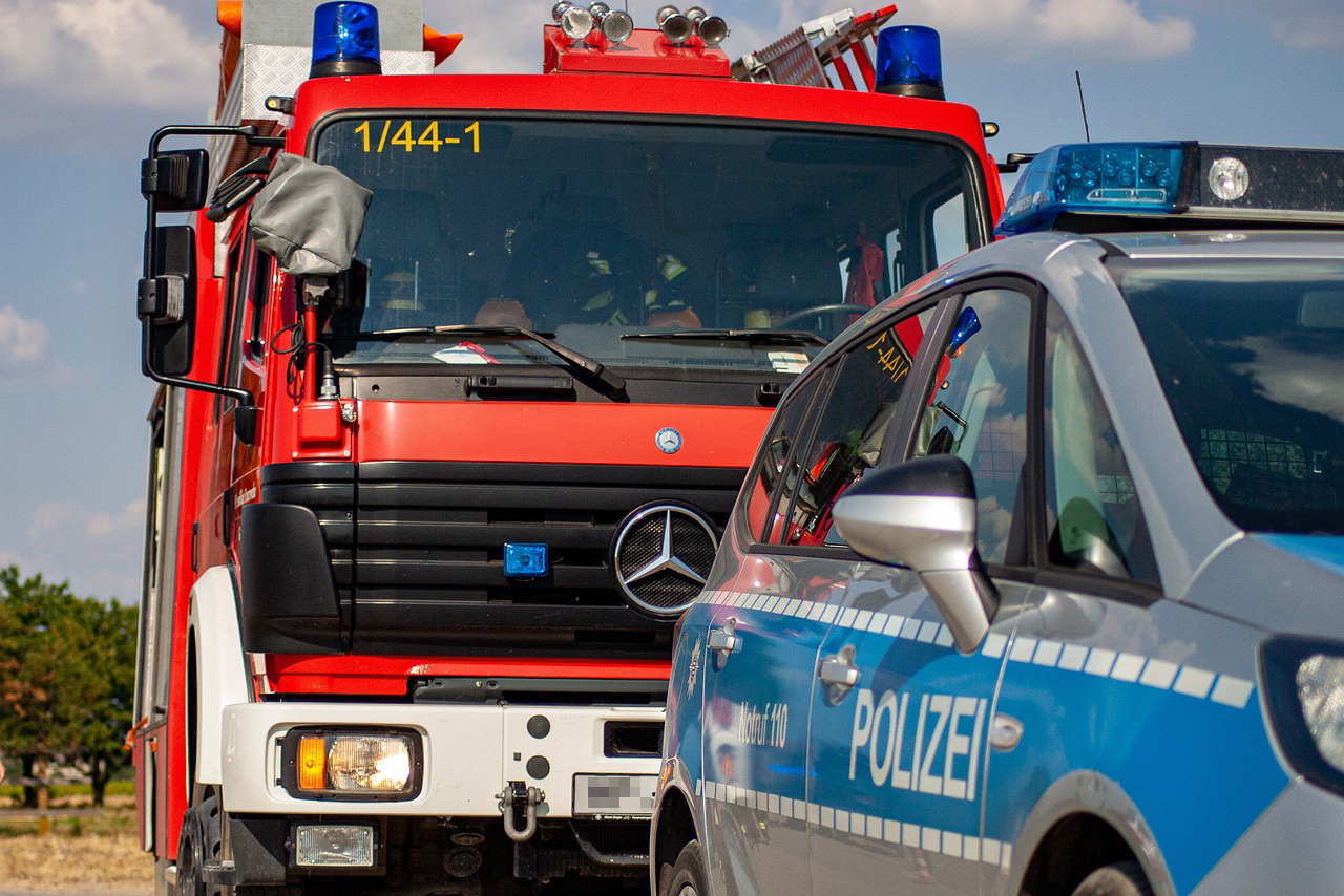 Autofahrerin (23) kollidiert mit Gegenverkehr: Feuerwehren leiten Verkehr an Unfallstelle vorbei