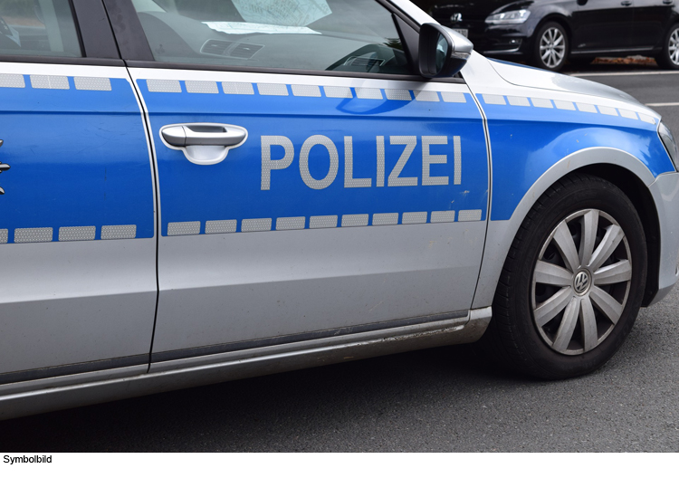 Polizei sichert Farbabrieb: Mercedes vor Turnhalle angefahren