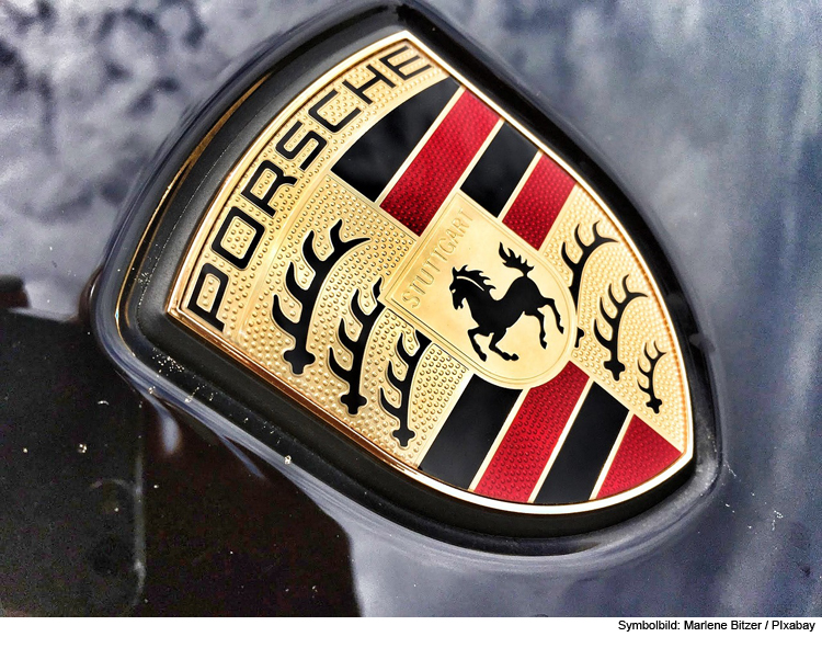 Porsche-Fahrer missachtet Vorfahrt und flüchtet nach Unfall