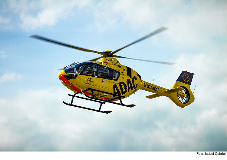 Nach Rettungswagenunfall übernimmt Hubschrauber Patienten