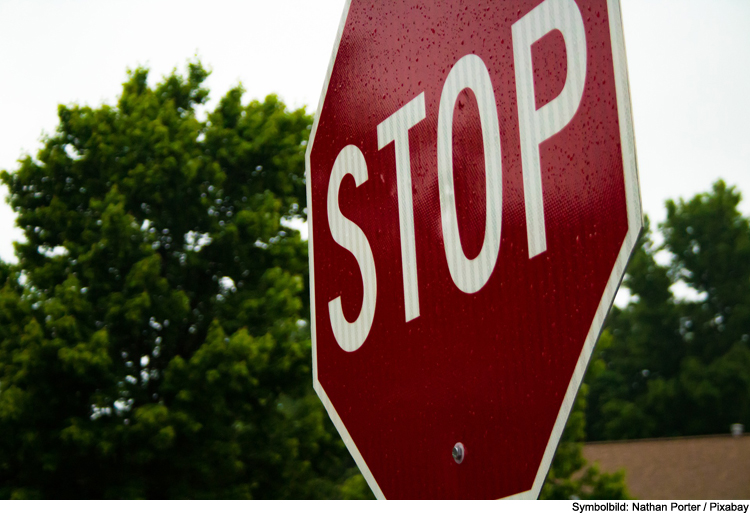 Autofahrer missachtet Stop-Schild