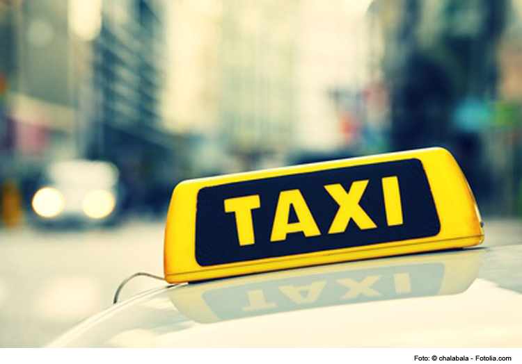 Rettungsgasse befahren: Anzeige gegen 2 Taxifahrer